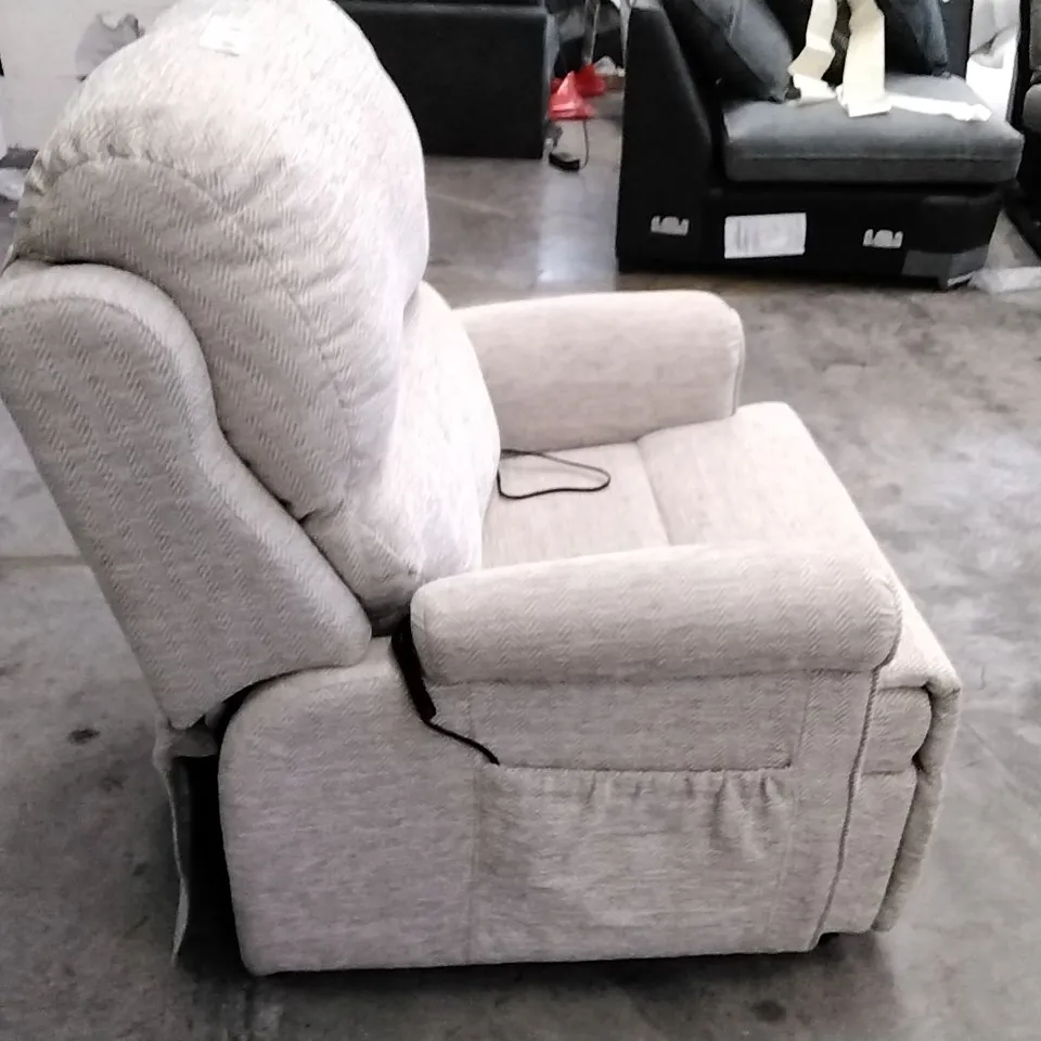 QUALITY BRITISH DESIGNER G PLAN MANUFACTURED NEWMARKET SMALL DUAL ELEVATE CHAIR - CHEVRON SANDSTORM FABRIC 