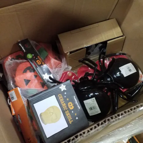 PALLET CONTAINING ASSORTED HALLOWEEN DECORATIONS & PRODUCTS INCLUDING LARGE CERAMIC GHOST, BALLOON MOSAIC BOO FRAME, SPIDER BOWL, CERAMIC SKULL & WIRE EDGE RIBBON