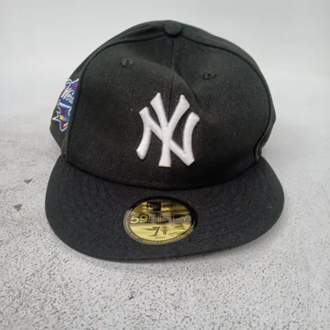 UK 61 CM NEW ERA 59FIFTY WORLD SERIES CAP – NY YANKEES (US 7 5/8)