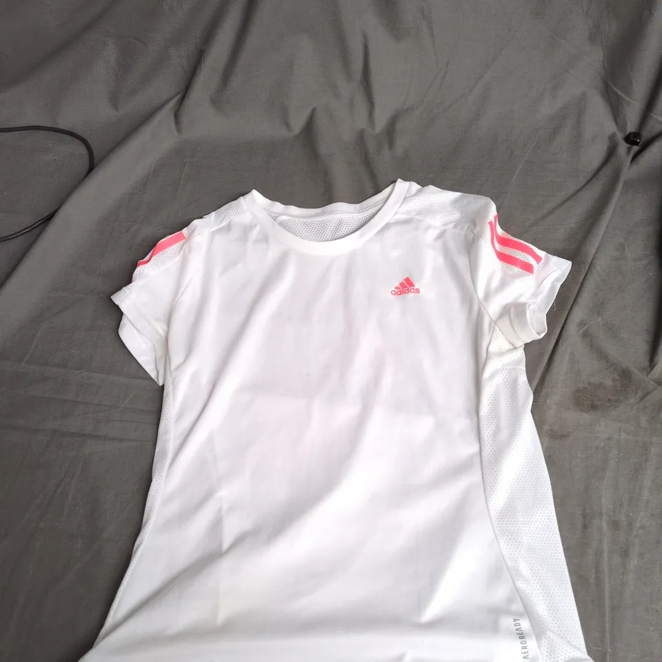 BOX OF APPROXIMATELY 20 ASSORTED CLOTHING ITEMS TO INCLUDE: KNITTED CARDIGAN AND ADIDAS T-SHIRT 