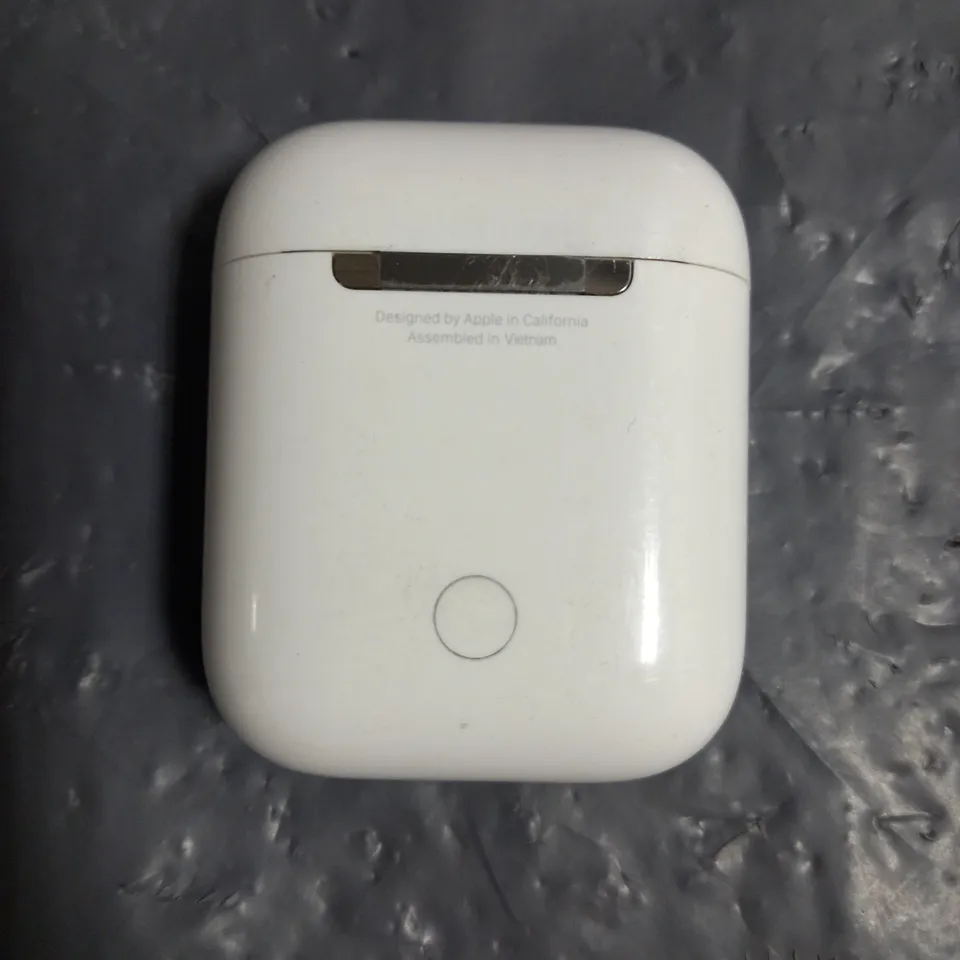 PAIR OF APPLE AIRPODS IN WHITE