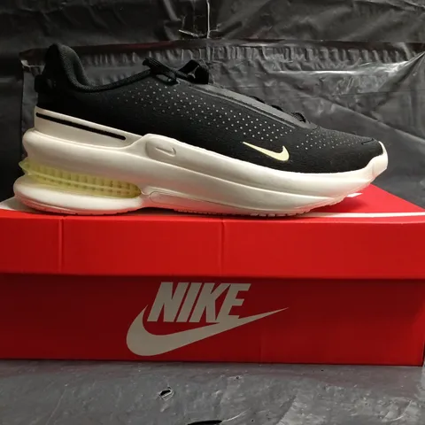 BOXED PAIR OF NIKE AIR ZOOM UPTURN TRAINERS IN BLACK/SAIL/LIME SIZE UK 7.5