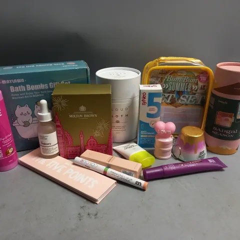 APPROXIMATELY 14 HEALTH AND BEAUTY PRODUCTS TO INCLUDE MOLTON BROWN HANDWASH DUO, MAYLAWN BATH BOMBS GIFT SET, CLOUD CLOTH REUSABLE FACIAL CLEANSING CLOTHS