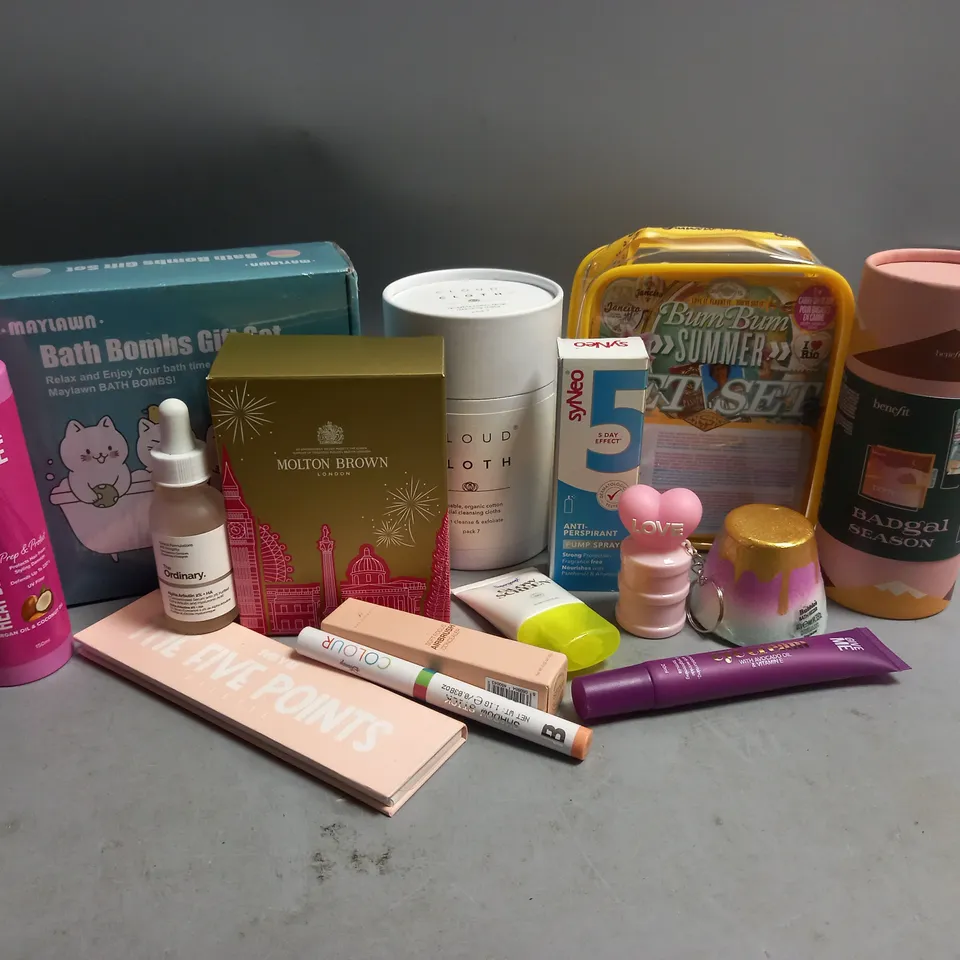 APPROXIMATELY 14 HEALTH AND BEAUTY PRODUCTS TO INCLUDE MOLTON BROWN HANDWASH DUO, MAYLAWN BATH BOMBS GIFT SET, CLOUD CLOTH REUSABLE FACIAL CLEANSING CLOTHS
