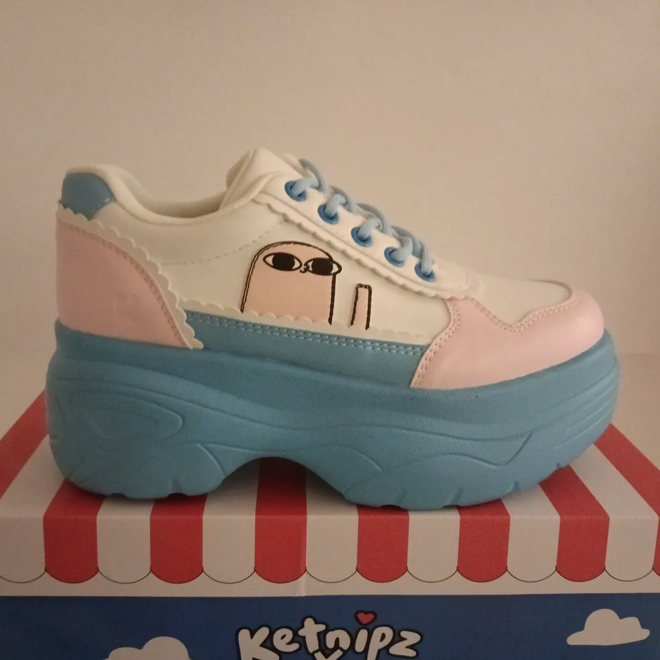 BOXED PAIR OF KETNIPZ X KOI BEAN SAYS HI TRAINERS - BLUE - SIZE 6