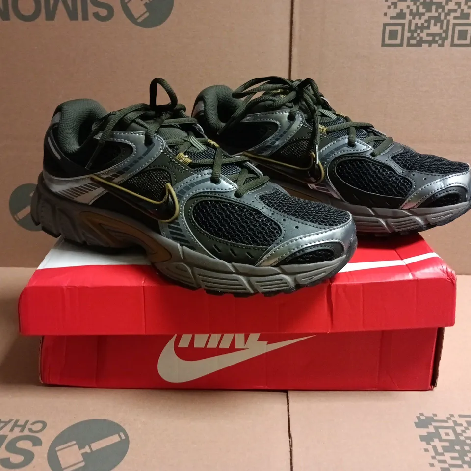 BOXED PAIR OF NIKE V5 RNR TRAINERS IN BLACK/OLIVE/ SILVER SIZE UK 9