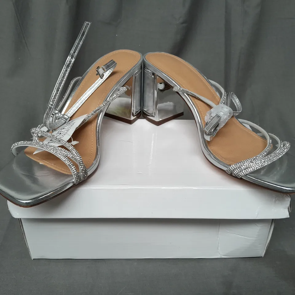 BOXED PAIR OF TRUFFLE COLLECTION OPEN TOE STRAPPY BLOCK HEEL SANDALS IN METALLIC SILVER W. JEWEL EFFECT SIZE 6