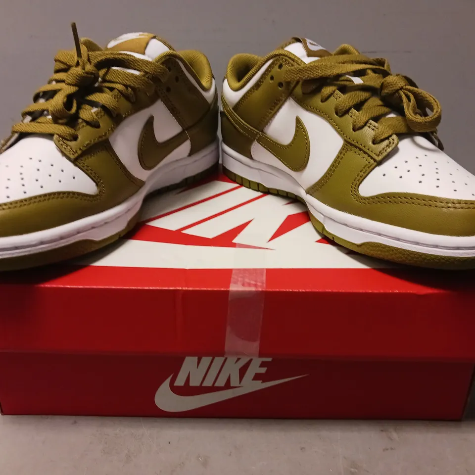 BOXED PAIR OF NIKE DUNK LOW RETRO SHOES IN WHITE/PACIFIC MOSS UK SIZE 5