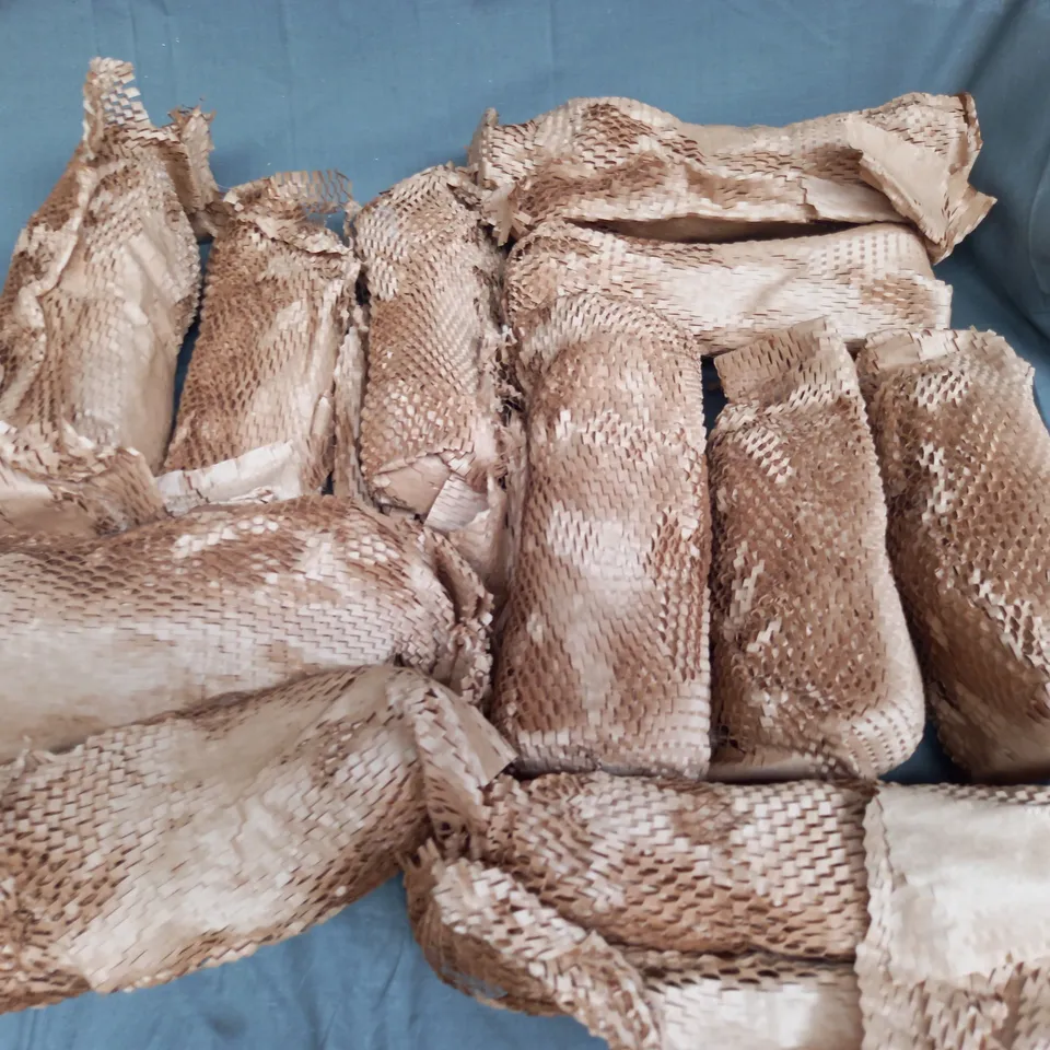 LARGE QUANTITY OF ASSORTED THIMBLES 