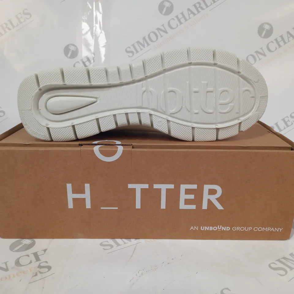 BOXED PAIR OF HOTTER GRAVITY II SHOES IN WHITE/SAGE UK SIZE 5