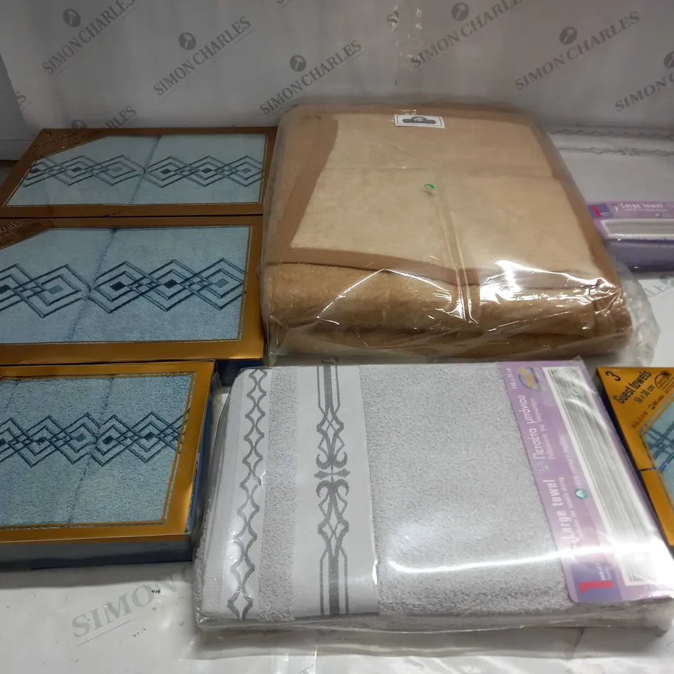APPROXIMATELY 7 ASSORTED TOWELS IN VARIOUS SIZES AND COLOURS