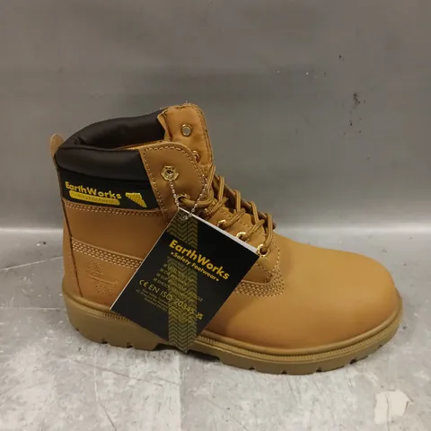 PAIR OF EARTHWORKS SAFETY BOOTS IN TAN - 7