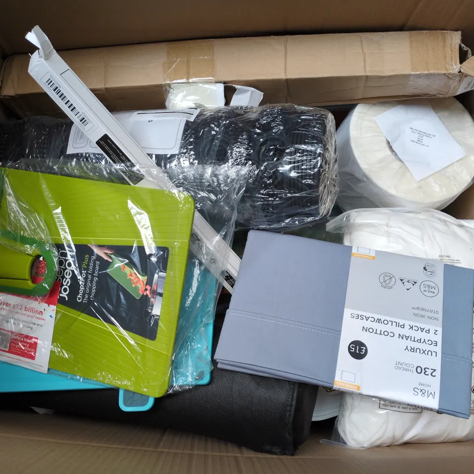 APPROXIMATELY 15 ASSORTED HOUSEHOLD PRODUCTS TO INCLUDE M&S EGYPTIAN COTTON PILLOWCASES, OUTDOOR MAT, CHOP2POT PLUS , ETC - COLLECTION ONLY