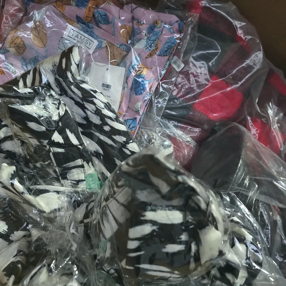 BOX OF APPROXIMATELY 20 ASSORTED HOUSEHOLD ITEMS TO INCLUDE VARIOUS CLOTHING AND BEDDING ITEMS - SIZES VARY