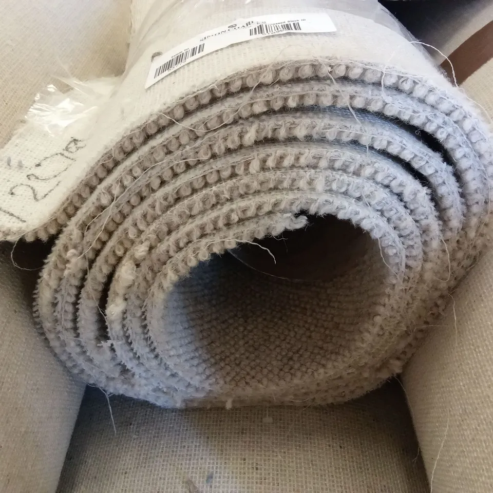 ROLL OF QUALITY DISCOVERY SCOUT CARPET // APPROX SIZE: 4 x 3.92m