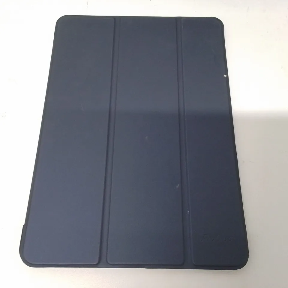 APPLE IPAD A222B TABLET IN SILVER WITH FOLDING CASE 