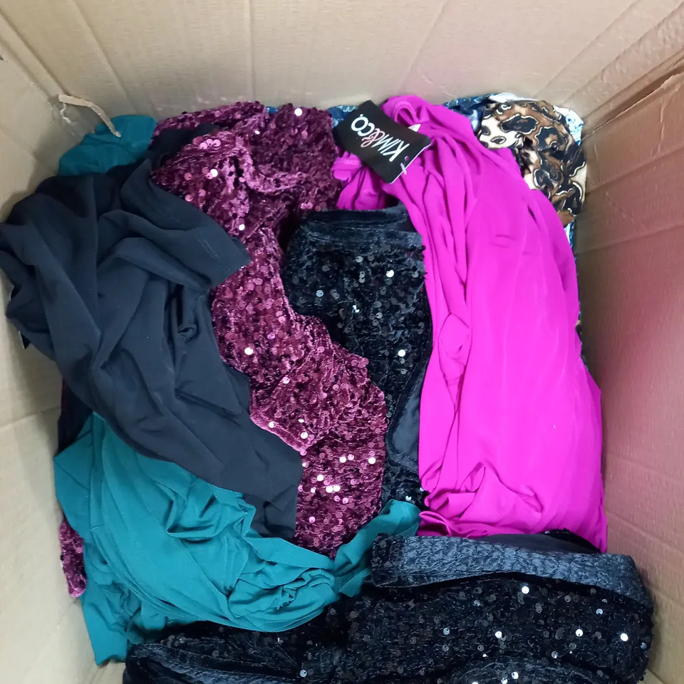 BOX OF APPROX. 20 CLOTHING ITEMS TO INCLUDE PANT SUITS JACKETS AND DRESSES / COLLECTION ONLY 