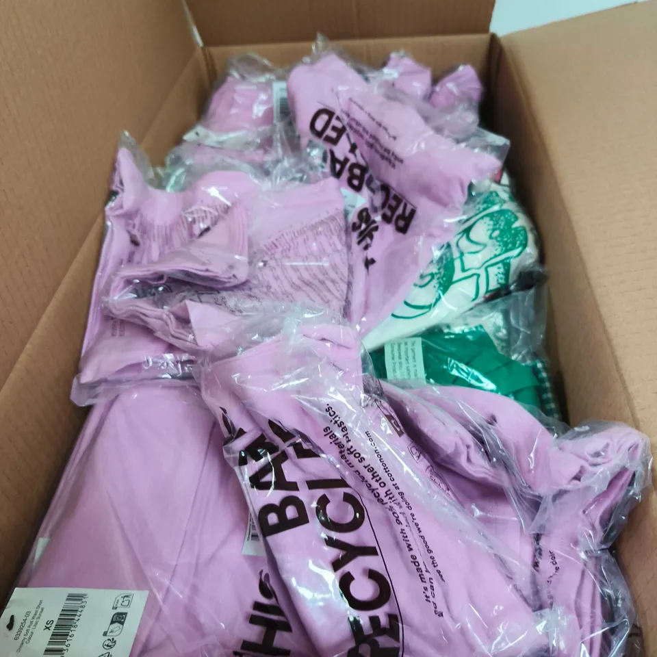 BOX OF APPROXIMATELY 25 ASSORTED CLOTHING ITEMS TO INCLUDE MARINE DRESS UP DRESS, BOX FIT HOODIE ETC