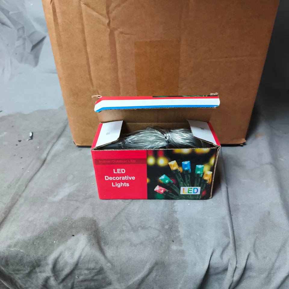 FESTIVE CHRISTMAS DECORATION WITH BERRIES, ADDITIONAL LED LIGHTS