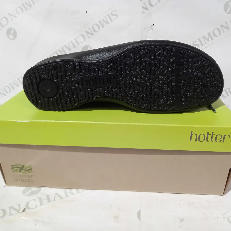 BOXED PAIR OF HOTTER DEWYY DK SHOES IN GREEN/NAVY UK SIZE 6