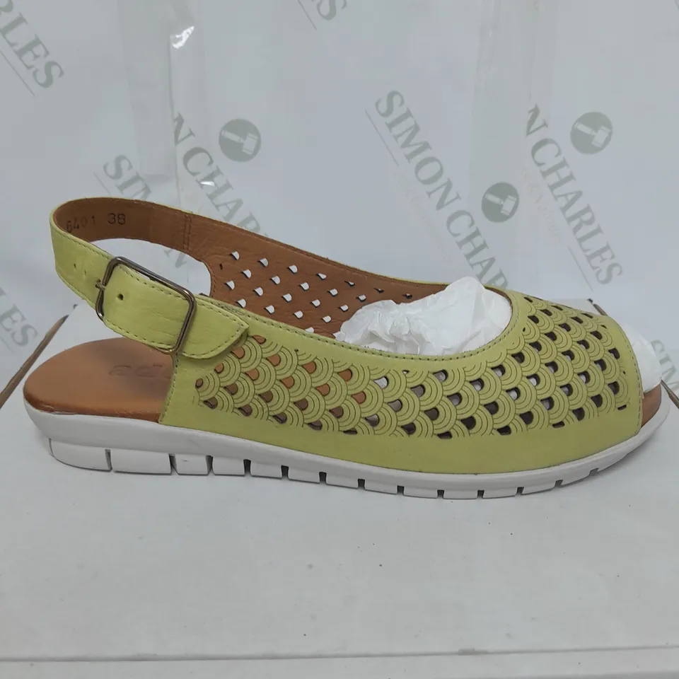 BOXED PAIR OF ADESSO LEATHER SLINGBACK STRAP SHOES IN GREEN SIZE 5