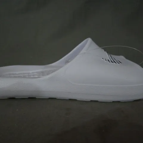 BOXED PAIR OF NIKE VICTORI ONE SHOWER SLIDERS IN WHITE UK SIZE 7