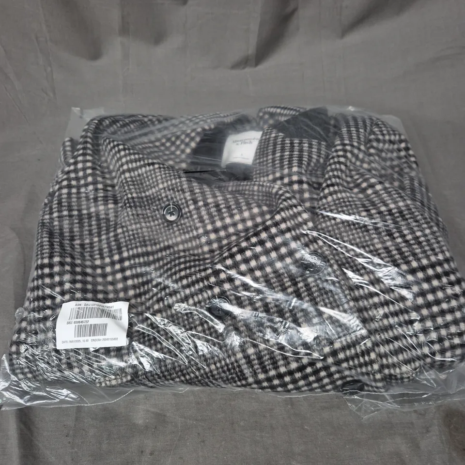 BAGGED ABERCROMBIE & FITCH DOUBLE-BREAST COAT IN BLACK PLAID SIZE S