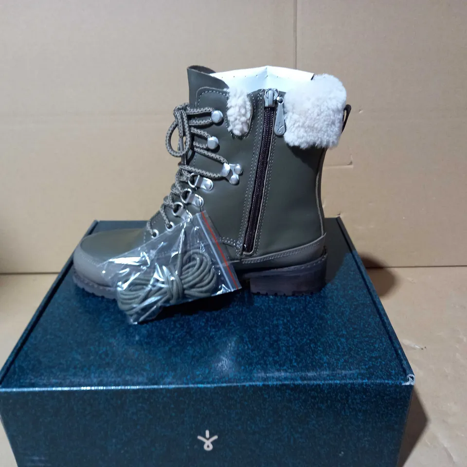 BOXED PAUR OF EMU OKAB FAUX LEATHER BOOTS IN DARK OLIVE UK SIZE 5