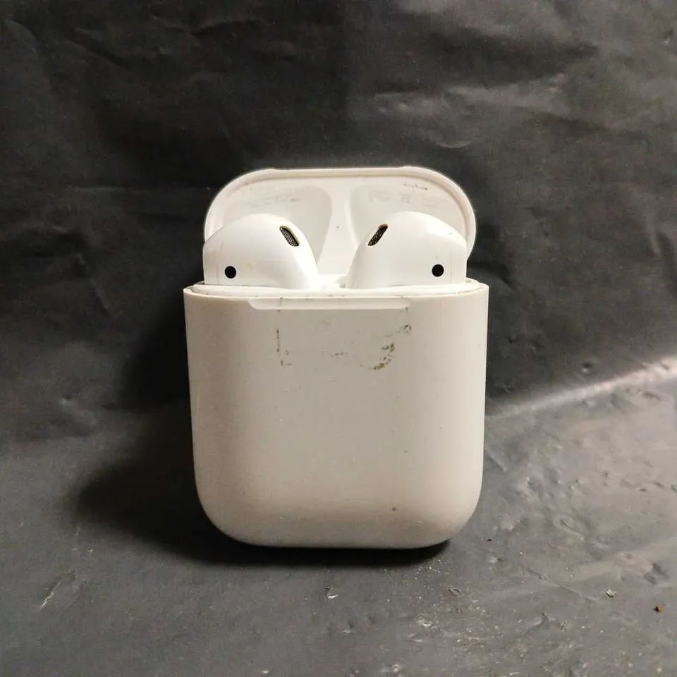  APPLE AIRPODS 1ST GENERATION IN WHITE A1602