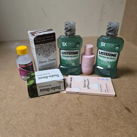 APPROXIMATELY 15 ASSORTED HEALTH & BEAUTY PRODUCTS TO INCLUDE DUDU-OSUN BLACK SOAP, LISTERINE FRESH BURST, GRACE & STELLA SPOT COVERS, ETC - COLLECTION ONLY