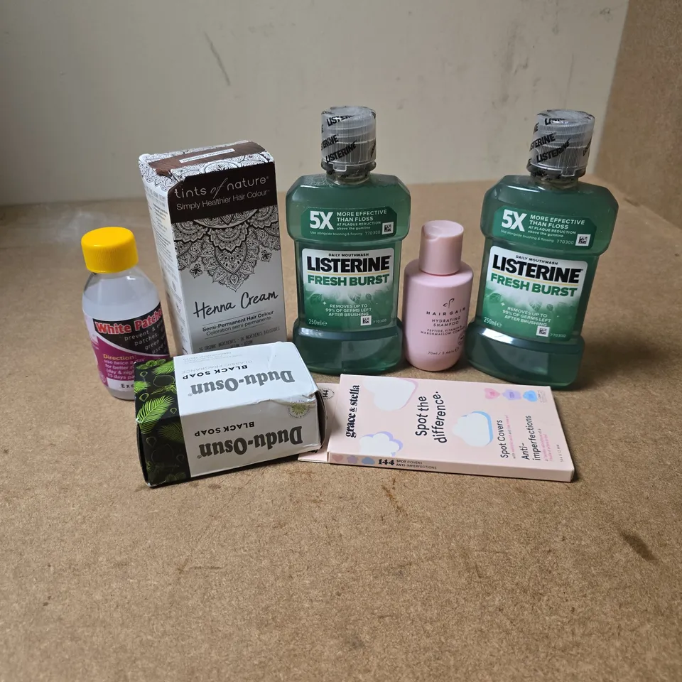 APPROXIMATELY 15 ASSORTED HEALTH & BEAUTY PRODUCTS TO INCLUDE DUDU-OSUN BLACK SOAP, LISTERINE FRESH BURST, GRACE & STELLA SPOT COVERS, ETC - COLLECTION ONLY