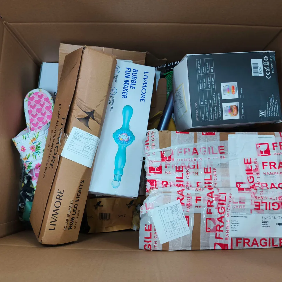 APPROXIMATELY 15 ASSORTED ITEMS TO INCLUDE LIVMORE SPACES GIFT BOX SET, BUBBLE FUN MAKER, SALT FLAME AROMA DIFFUSER, ETC - COLLECTION ONLY