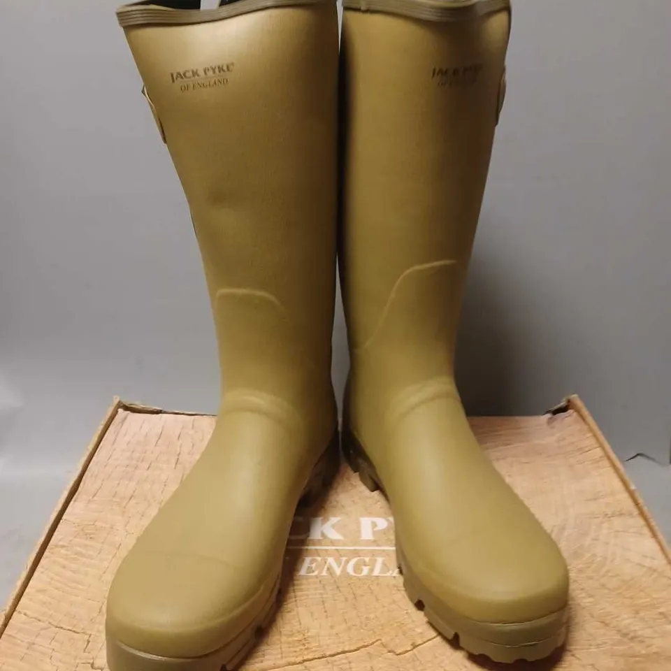 BOXED PAIR OF JACK PYKE OF ENGLAND WELLINGTON BOOTS - 10