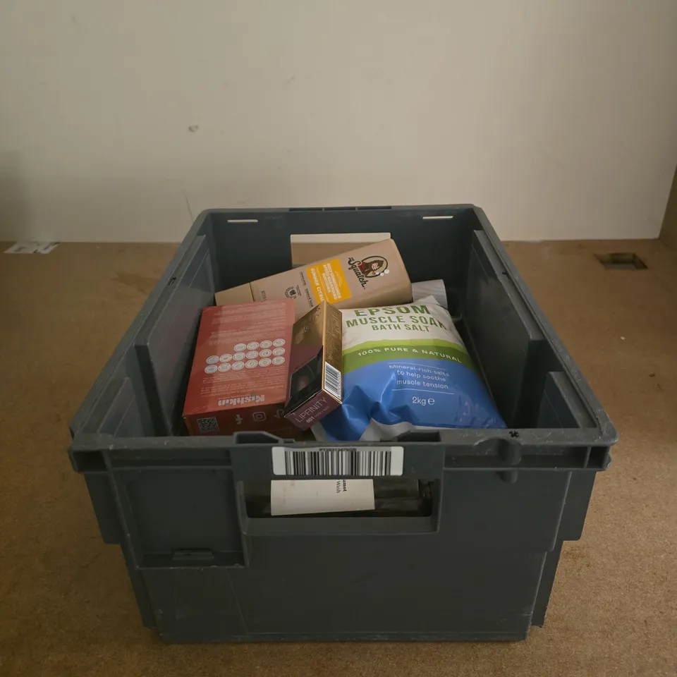 TOTE OF APPROXIMATELY 18 ASSORTED COSMETIC ITEMS TO INCLUDE WESTLAB MUSCLE SOAK, DR SQUATCH, RITUALS...BATH FOAM, MAX FACTOR LIPFINITY, ZARAHOME BODY AND HAND WASH ETC