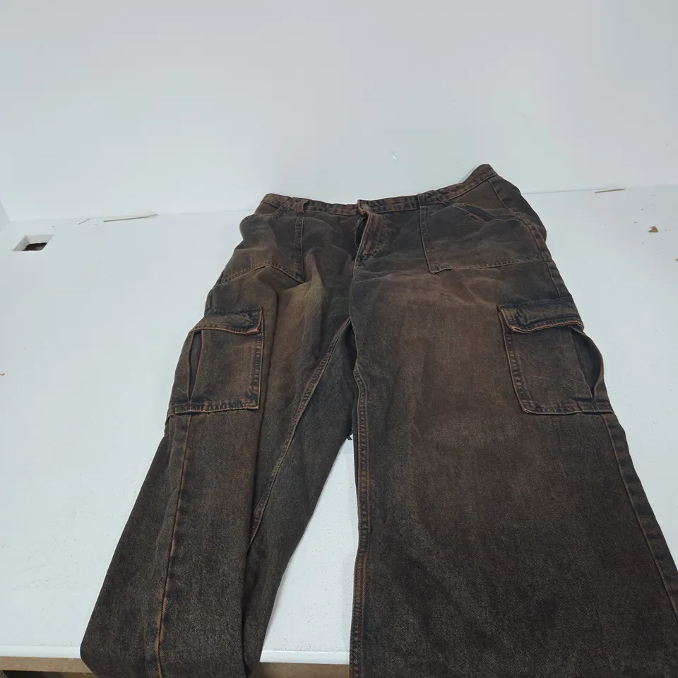 BOX OF APPROXIMATELY 15 ASSORTED CLOTHING ITEMS TO INCLUDE: COTTON ON JEANS 