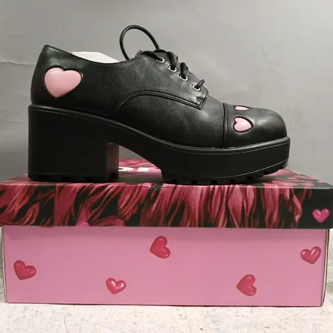 BOXED PAIR OF KOI SHOES IN BLACK W. PINK HEARTS SIZE UK 8