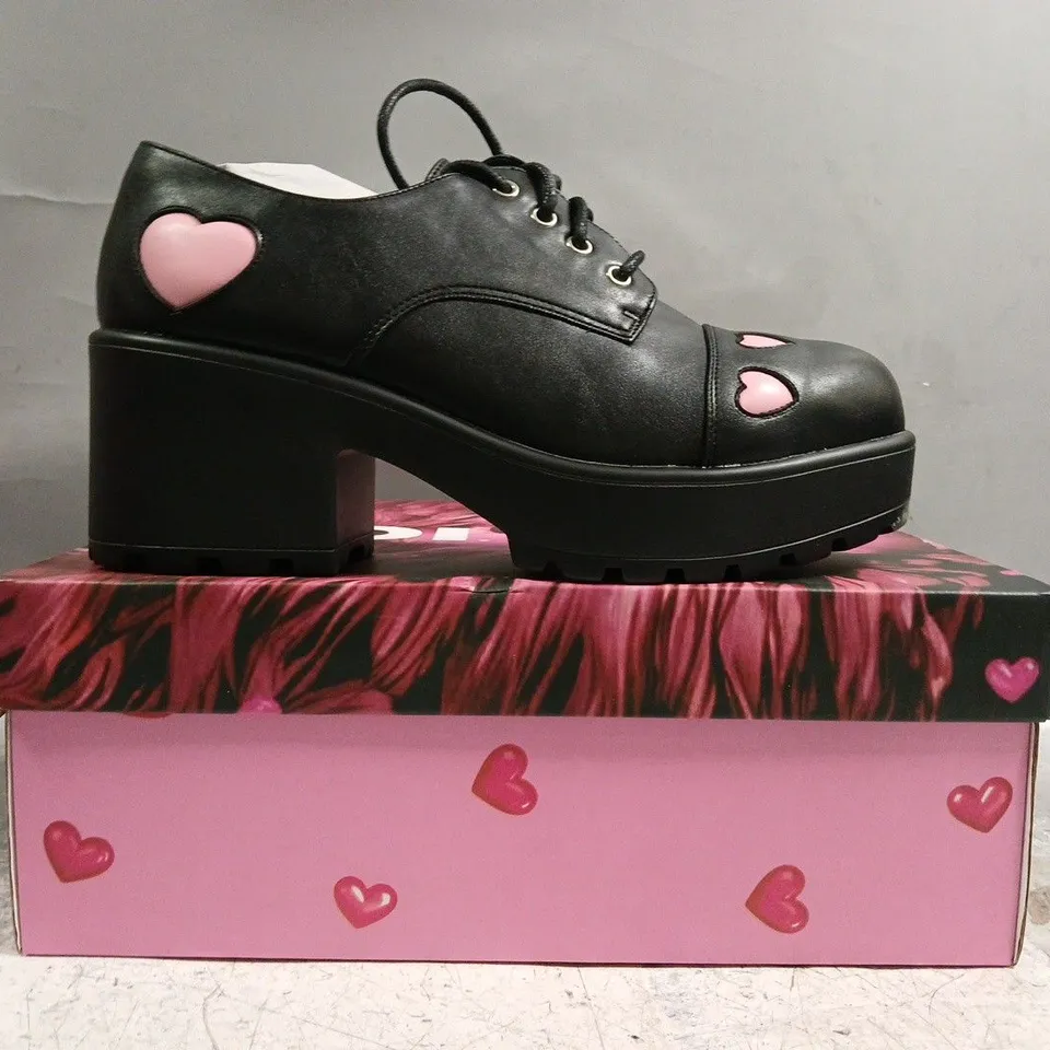 BOXED PAIR OF KOI SHOES IN BLACK W. PINK HEARTS SIZE UK 8