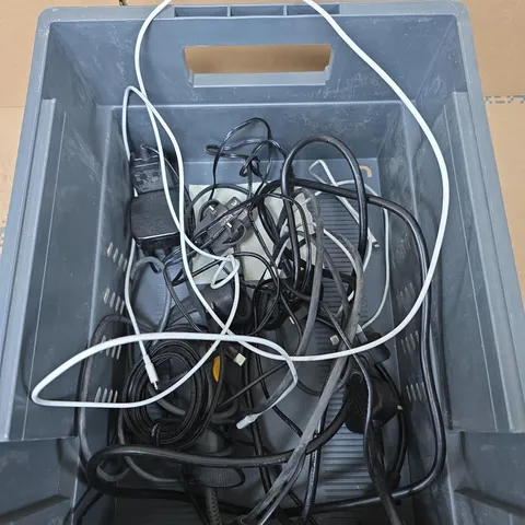 APPROXIMATELY 5 ASSORTED POWER/CHARGING CABLES 