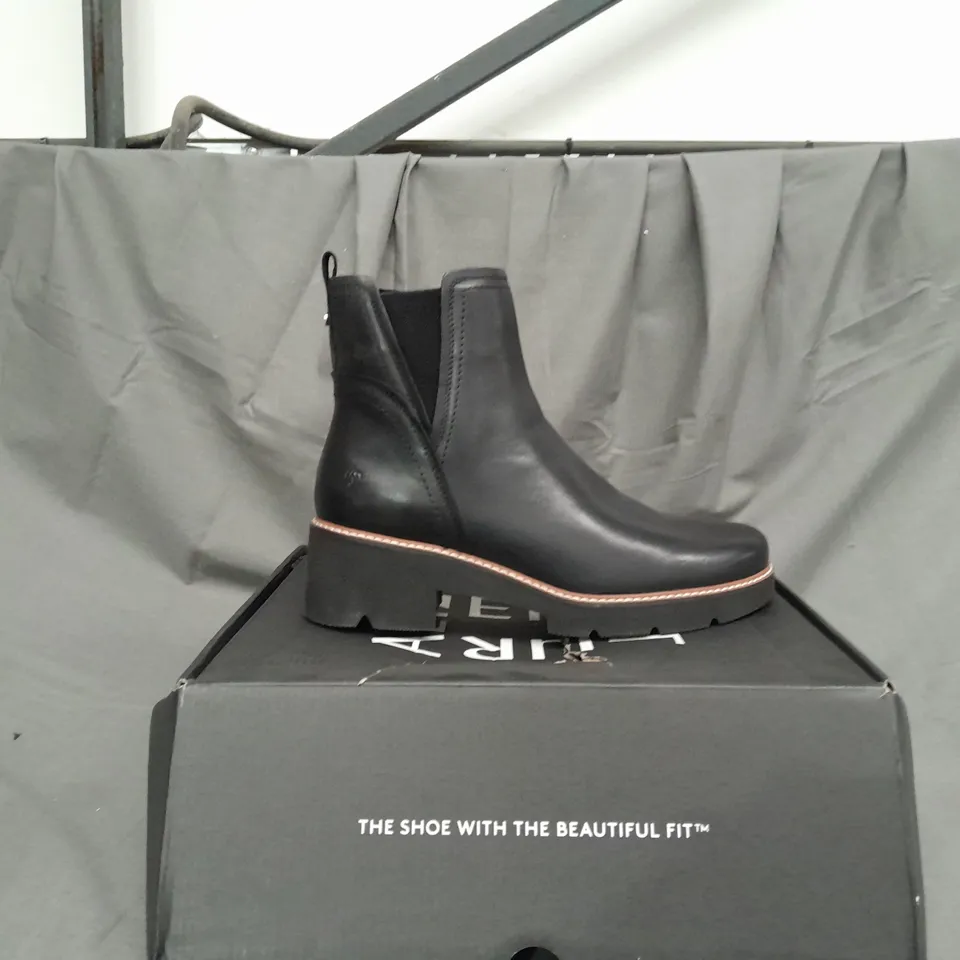 BOXED PAIR OF NATURALIZER DARRY BOOTS IN BLACK SIZE 7