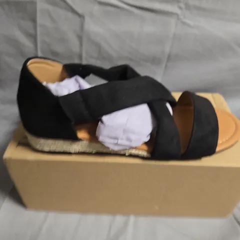 BOXED PAIR OF WIDE LADIES SANDALS - UK SIZE 5