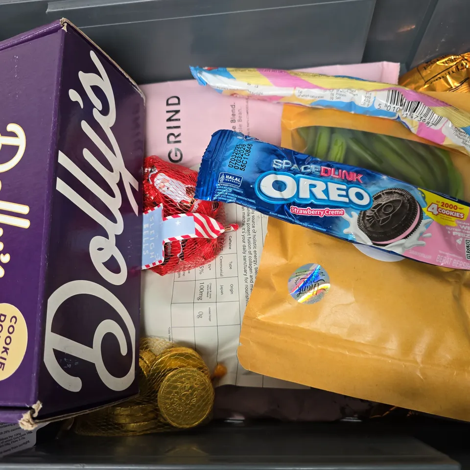 APPROXIMATELY 12 ASSORTED FOOD & DRINK ITEMS TO INCLUDE REFORMED MATCHA, COOKIE DOUGH KIT, GRIND WHOLE BEANS, ETC - COLLECTION ONLY