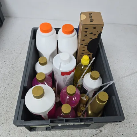 BOX CONTAINING A MIX OF APPROXIMATELY 15 ASSORTED ITEMS INCLUDING UMBRELLA, LAUNDRY CLEANSER, DISINFECTANT ETC. 