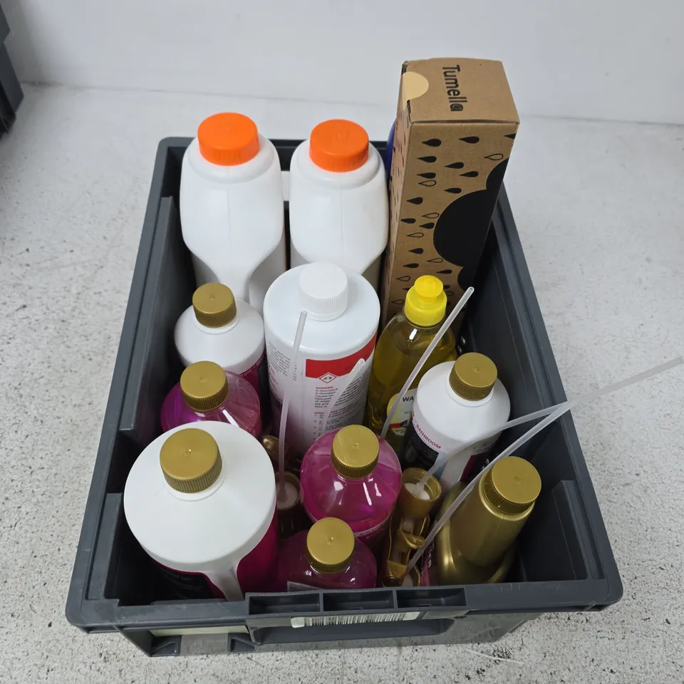 BOX CONTAINING A MIX OF APPROXIMATELY 15 ASSORTED ITEMS INCLUDING UMBRELLA, LAUNDRY CLEANSER, DISINFECTANT ETC. 