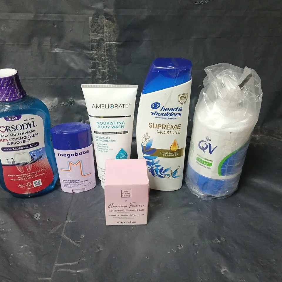 APPROXIMATEY 20 ASSORTED HEALTH AND BEAUTY PRODUCTS TO INCLUDE CORSODYL MOUTHWASH, HEAD AND SHOULDERS SHAMPOO AND MEGABABE BRIGHTENING STICK