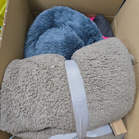 LARGE BOX OF ASSORTED PILLOWS AND DUVET SET