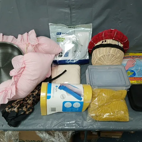 BOX OF APPROXIMATELY 12 ASSORTED HOUSEHOLD ITEMS TO INCLUDE - KITCHEN SAUCEPAN, NASAL MASK, AND MEDIUM GARMENT APPLICATOR ETC. 