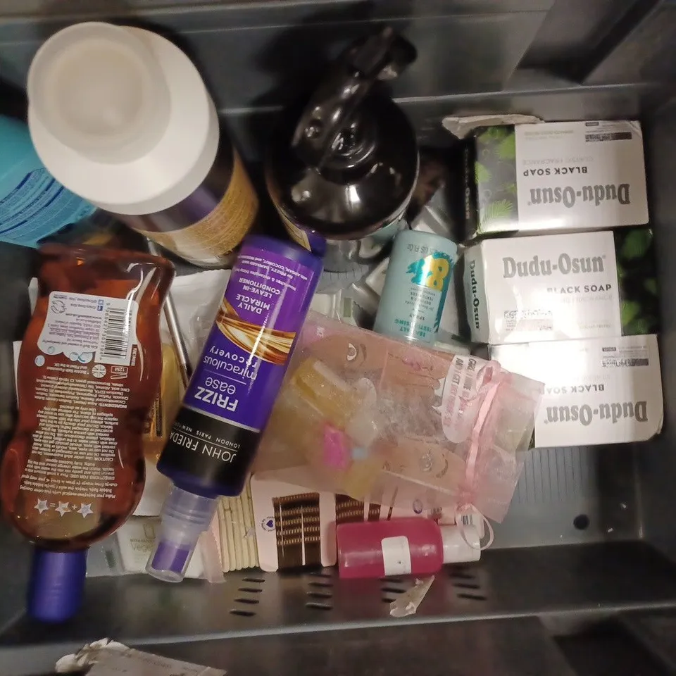 BOX OF APPROX 20 ASSORTED BEAUTY PRODUCTS TO INCLUDE LYNX DARK TEMPTATION, DUDU-OSUN BLACK SOAP, OMG LIP ME UP SET, ETC. 