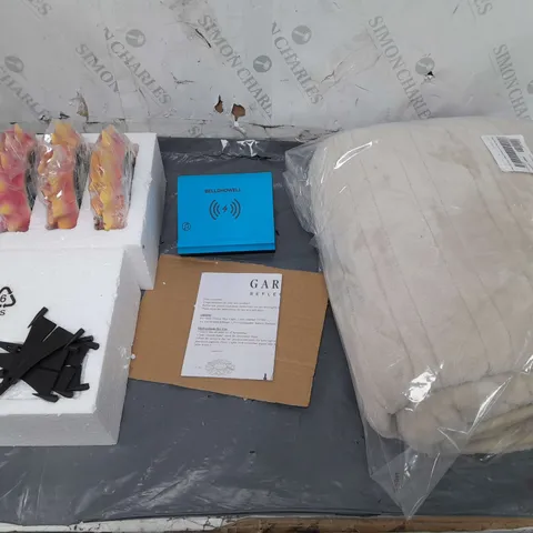 CAGE OF APPROXIMATELY 10 ASSORTED ITEMS TO INCLUDE - COZEE HOME FAUX FUR AND VELVETSOFT HEATED THROW, BELL+HOWEL SPEAKER AND CHARGER, AND GARDEN REFLECTION SET OF 4 SOLAR LIGHTS ETC.