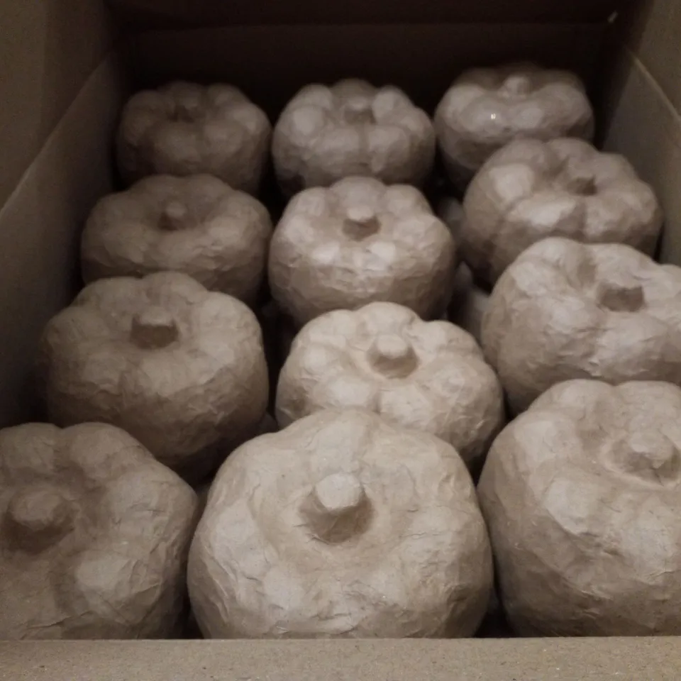 PALLET CONTAINING ASSORTED CHRISTMAS & HALLOWEEN PRODUCTS & DECORATIONS INCLUDING AUTUMN BOUQUETS, MINI COLOUR IN CANVAS & MACHE PUMPKINS