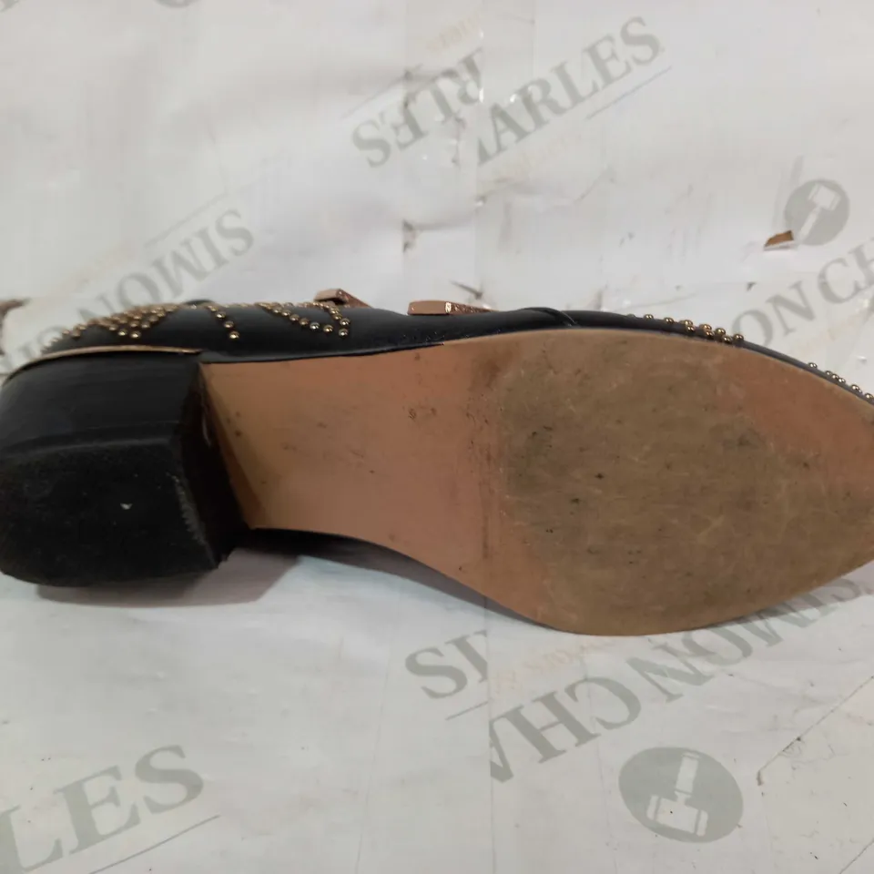 BOXED PAIR OF CHLOÉ LEATHER LOW HEELED BOOTS IN BLACK W. GOLD EFFECT STUDS EU SIZE 37 